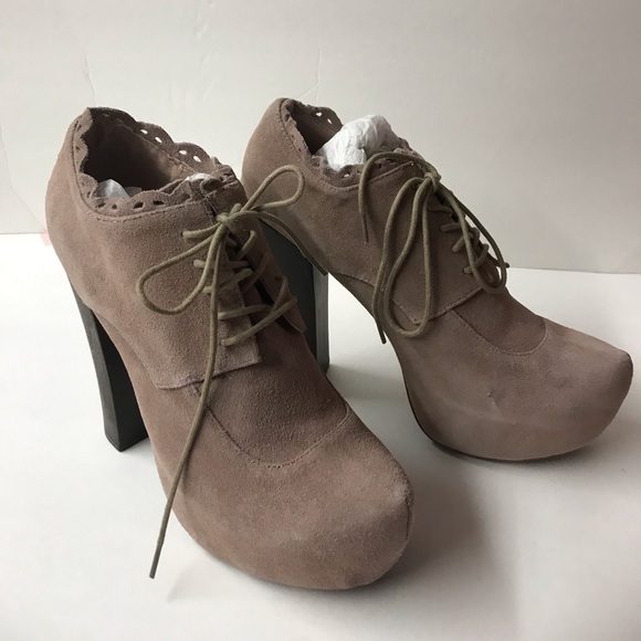 nude tan suede Betsey Johnson heeled booties shoes model casting call runway 8.5 - Picture 2 of 10
